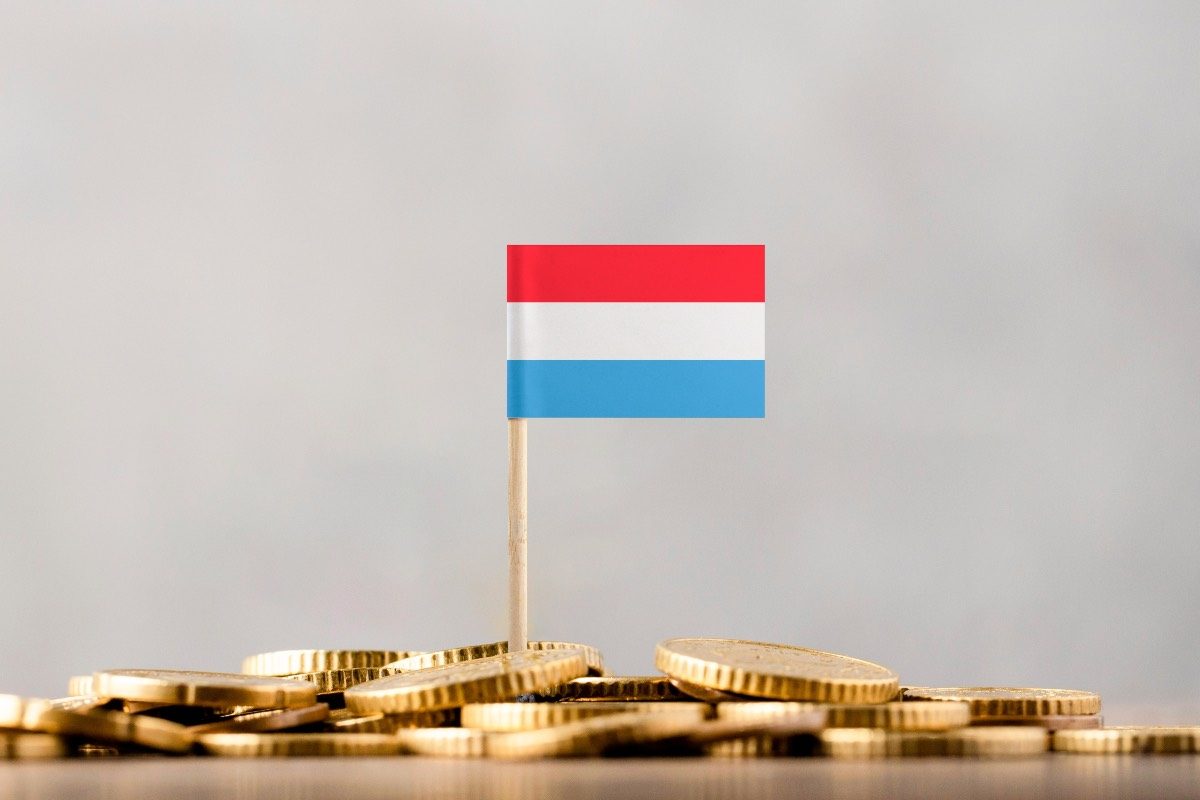 Le drapeau du Luxembourg avec pièces de monnaie