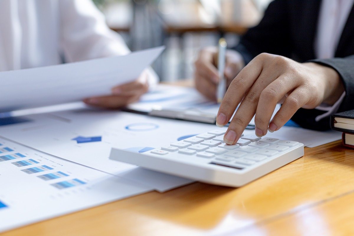 Hommes d'affaires examinent documents financiers