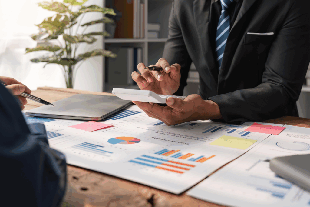 Hommes d'affaires analysant des états financiers gestion de fortune à Paris