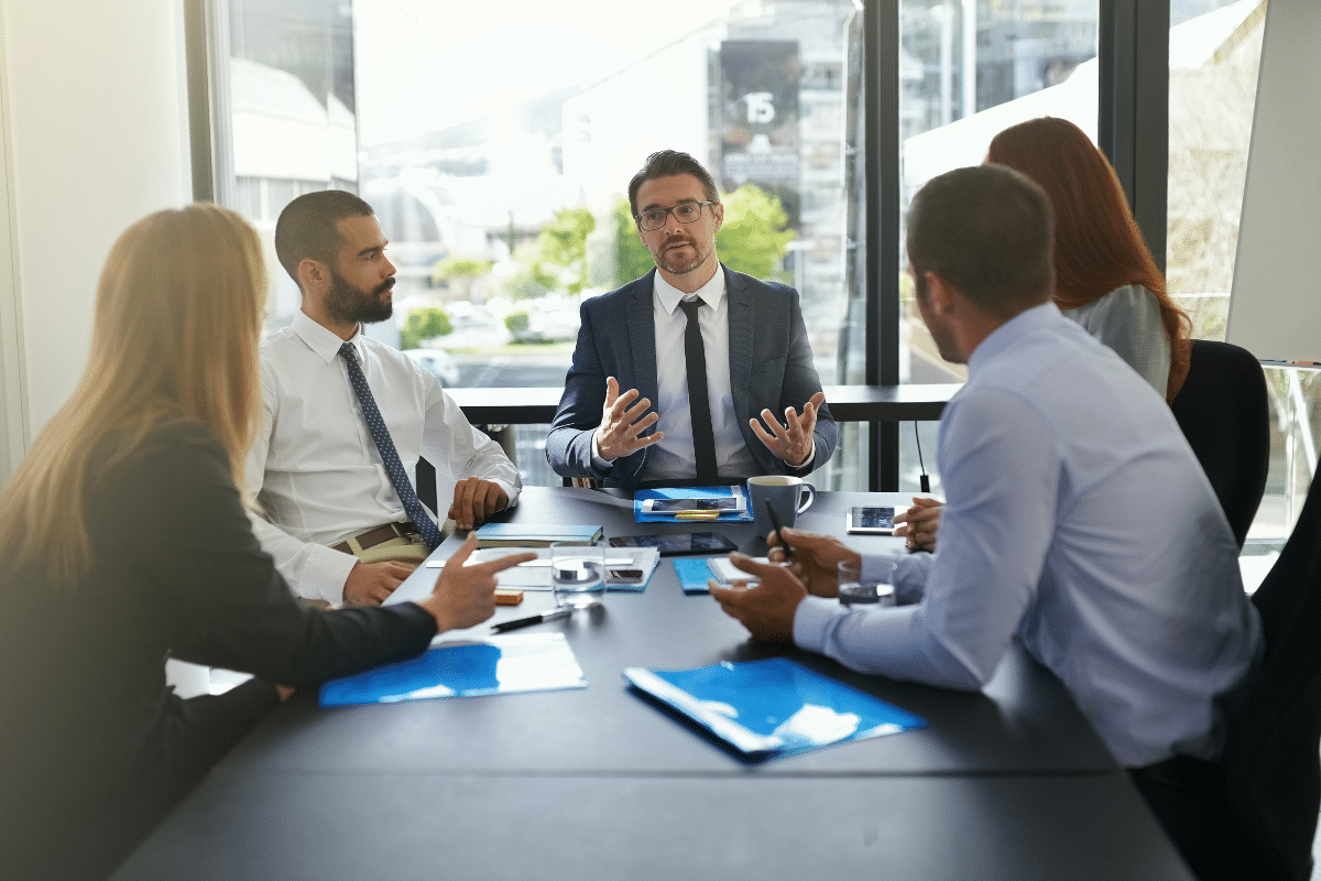 Transmission d’entreprise Groupe de professionnels réunis pour guider la transmission d'une entreprise