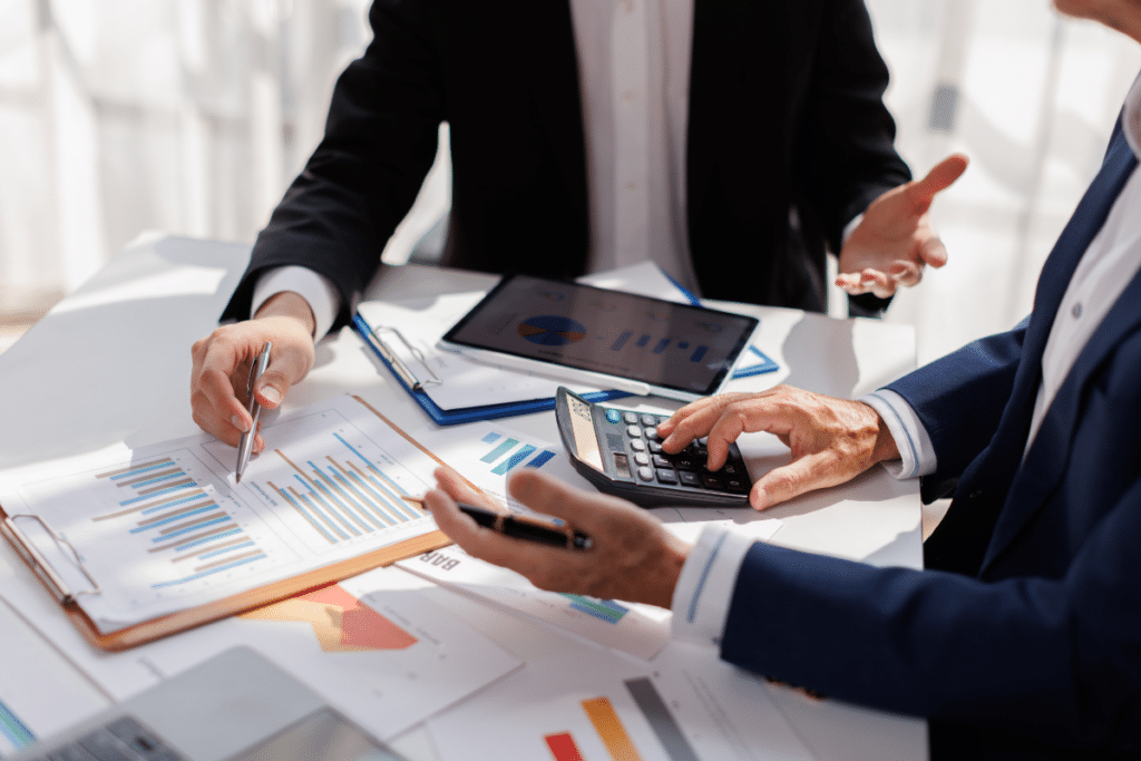 Hommes d'affaires analysant des données financières pour déterminer s'il est intéressant de créer une holding patrimoniale